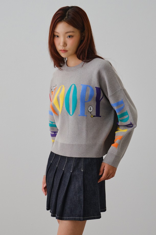 여성 스누피 크롭 니트 FPDSW971F는 부드러운 울 소재로 제작되어 가을과 겨울에 따뜻하게 입을 수 있는 제품입니다. 캐주얼 스타일의 라운드넥 디자인이며, 귀여운 스누피 캐릭터 프린트와 함께 컬러풀한 그래픽이 돋보입니다. 레귤러핏으로 편안하게 착용 가능하며, 긴 소매와 두꺼운 두께로 보온성을 높였습니다. 크롭 기장으로 트렌디한 스타일을 연출하며, 일상복으로 활용하기 좋습니다.
