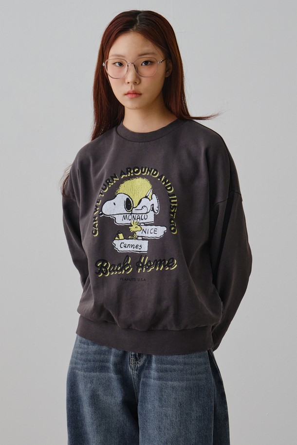 여성 SET-UP 스누피 그래픽 맨투맨 FPDTS971F는 부드러운 면 소재로 제작되어 편안한 착용감을 선사합니다. 차콜그레이 컬러의 레귤러핏 맨투맨으로, 캐주얼한 스타일을 연출하기 좋습니다. 스누피 캐릭터와 로고 그래픽이 돋보이는 디자인으로, 일상복으로 활용하기에 적합합니다. 봄, 가을, 겨울 계절에 두께감 있는 소재로 따뜻하게 입을 수 있으며, 긴 소매 기장으로 활동성을 더했습니다. 라운드넥 디자인으로 어떤 하의와도 쉽게 매치하여 미니멀한 스타일을 완성할 수 있습니다.
