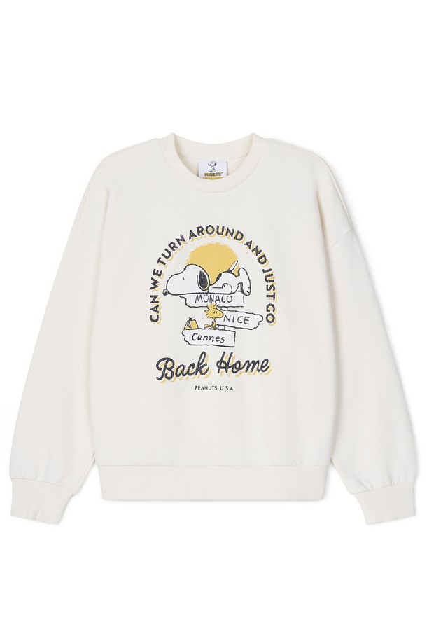 여성 스누피 그래픽 맨투맨 FPDTS971F는 부드러운 면 소재로 제작되어 편안한 착용감을 선사합니다. 라운드넥과 레귤러핏 디자인으로 일상에서 캐주얼하게 즐겨 입기 좋습니다. 화이트 컬러 바탕에 귀여운 스누피 캐릭터 그래픽이 포인트로 들어가 경쾌한 느낌을 더합니다. 봄, 가을, 겨울 세 계절 모두 활용 가능하며, 두꺼운 두께감으로 따뜻하게 착용할 수 있습니다. 긴 소매 기장의 레귤러핏 맨투맨으로, 미니멀하면서도 스누피 캐릭터로 포인트를 준 스타일을 연출해보세요.
