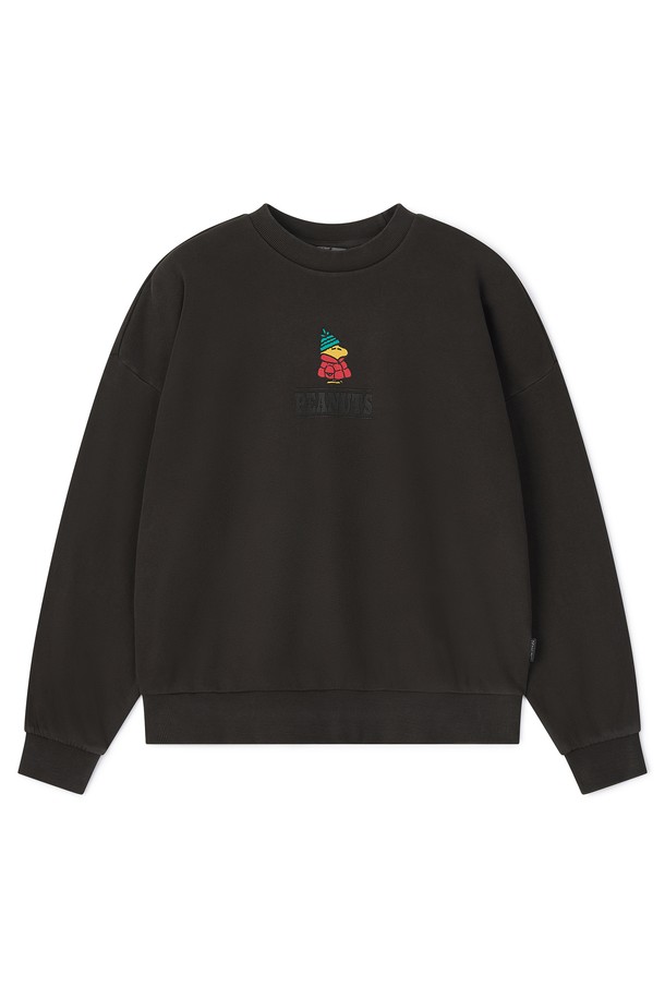 어두운 계열의 여성용 스누피 그래픽 맨투맨입니다. 부드러운 면 소재로 제작되어 편안한 착용감을 선사하며, 봄, 가을, 겨울 세 계절에 걸쳐 활용하기 좋습니다. 캐주얼 스타일의 레귤러 핏 디자인에 귀여운 스누피 캐릭터 프린팅이 더해져 포인트를 줍니다. 라운드넥과 긴 소매 기장으로 어떤 하의와도 잘 어울리는 데일리 아이템입니다. 두꺼운 두께감으로 따뜻하게 착용할 수 있습니다.
