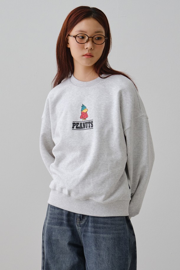 여성 스누피 그래픽 맨투맨 FPDTS974F는 부드러운 면 소재로 제작되어 편안한 착용감을 선사합니다. 라운드넥 디자인에 긴 소매 기장과 레귤러핏으로 제작되어 캐주얼한 스타일을 연출하기 좋습니다. 그레이 컬러 바탕에 스누피 캐릭터 그래픽이 포인트로 들어가 귀여움을 더했습니다. 봄, 가을, 겨울철 일상에서 산책룩이나 집콕룩으로 활용하기 좋으며, 미니멀한 스타일을 즐기는 분들께 추천합니다. 두꺼운 두께감으로 따뜻하게 착용할 수 있습니다.
