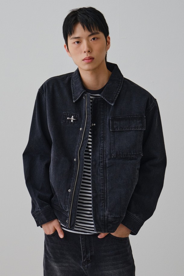 블랙 컬러의 남성 포켓 데님 재킷 FPCJK341M입니다. 봄, 가을에 착용하기 좋은 두꺼운 데님 소재로 제작되었으며, 캐주얼하고 베이직한 스타일을 연출합니다. 레귤러 핏과 긴 소매 기장으로 편안한 착용감을 제공하며, 무지 디자인에 버튼 여밈 방식으로 깔끔함을 더했습니다. 뻣뻣한 촉감의 데님 소재에 포켓 디테일이 더해져 실용성을 높인 미니멀한 디자인의 데님 재킷입니다.

