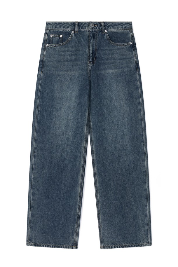 남성 와이드 데님 FPCDP393M은 캐주얼하고 미니멀한 스타일을 연출하기 좋은 반바지입니다. 봄, 여름, 가을 3계절 모두 활용 가능하며, 일상복으로 편안하게 착용할 수 있습니다. 블루 컬러의 무지 디자인에 중간 두께감과 뻣뻣한 촉감의 데님 소재로 제작되었습니다. 와이드핏으로 편안함을 더했으며, 워싱 가공으로 자연스러운 멋을 살렸습니다.
