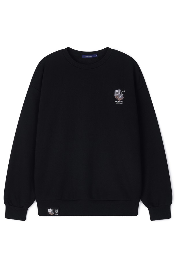 남성 스몰 자수 맨투맨 FPDTS411M은 일상과 출근룩, 모임룩에 모두 잘 어울리는 베이직 스타일의 맨투맨입니다. 면과 폴리에스테르 혼방 소재로 제작되어 편안한 착용감을 선사하며, 봄, 가을, 겨울 세 계절 모두 활용 가능합니다. 레귤러핏 라운드넥 디자인에, 긴 소매와 스몰 자수 디테일이 포인트로 더해져 캐주얼, 미니멀, 클래식 등 다양한 스타일을 연출할 수 있습니다. 블랙과 오트밀 두 가지 기본 컬러로 출시되어 어떤 옷에도 쉽게 매치할 수 있습니다. 레귤러 기장으로 제작되어 편안하게 착용 가능합니다.
