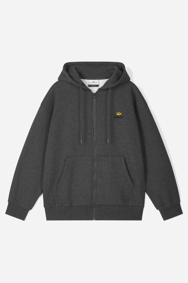 [벤셔먼X바스키아] 바스키아 시그니처 레터링 자수 기모 후드 집업 BPDTS489U는 벤셔먼과 바스키아의 콜라보레이션을 통해 탄생한 아우터입니다. 부드러운 기모 안감으로 따뜻함을 더했으며, 가을과 겨울에 입기 좋은 두께감의 후드 집업입니다. 가슴 부분에는 바스키아 시그니처 레터링 자수가, 등판에는 Jean-Michel Basquiat 레터링 자수가 포인트로 디자인되었습니다. 오버핏으로 캐주얼하고 스트릿한 스타일을 연출하며, Oatmeal, Melange Gray, Charcoal, Black 4가지 색상으로 출시되었습니다. 일상, 집콕, 겨울 데일리룩에 활용하기 좋은 아이템입니다.
