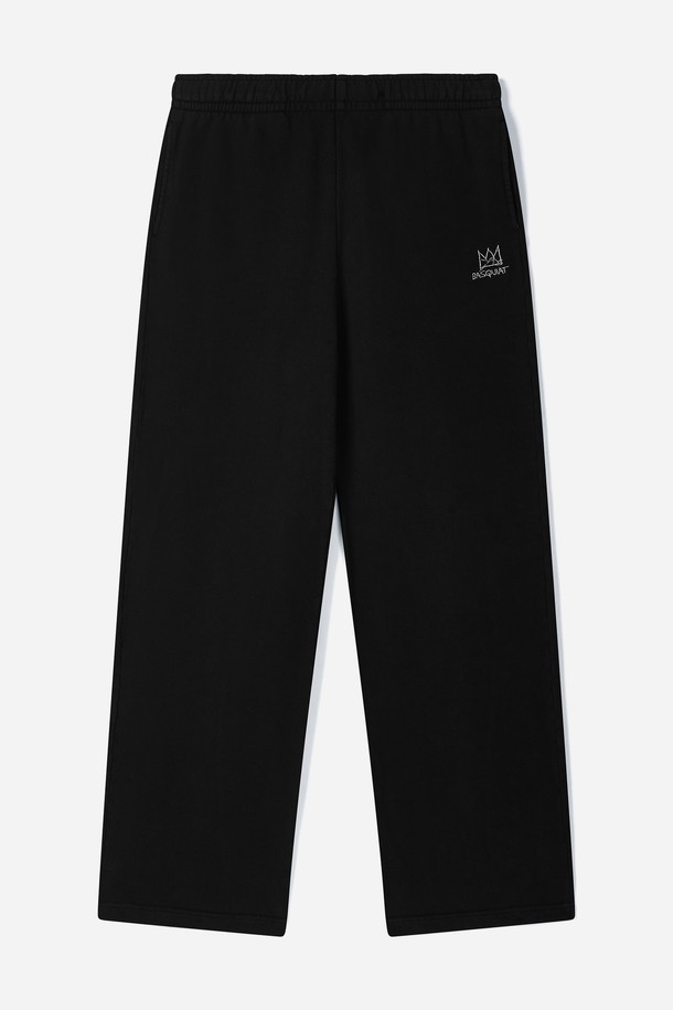[벤셔먼X바스키아] CROWN(크라운) 자수 스트레이트 기모 스웨트 팬츠 BPDPT487U는 벤셔먼과 바스키아의 콜라보레이션으로 탄생한 스웨트 팬츠입니다. 부드러운 촉감의 면, 폴리에스테르 혼방 소재로 제작되어 가을, 겨울철 따뜻하게 착용할 수 있습니다. 스트레이트핏과 기모 안감으로 편안함을 더했으며, 블랙, 멜란지 그레이 두 가지 색상으로 출시되었습니다. 바지 전면에 크라운 자수 디테일이 돋보이며, 밴딩 처리되어 일상 및 집콕, 산책룩 등 다양한 TPO에 활용하기 좋습니다. 캐주얼, 스트리트, 미니멀 스타일을 즐겨 입는 분들께 추천합니다.
