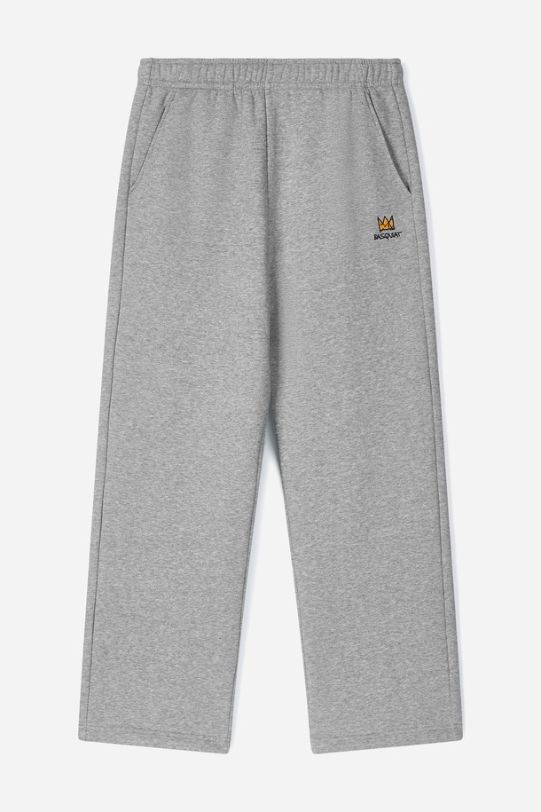 [벤셔먼X바스키아] CROWN 자수 스트레이트 기모 스웨트 팬츠 BPDPT487U는 벤셔먼과 바스키아의 콜라보레이션으로 탄생한 스웨트 팬츠입니다. 블랙과 멜란지 그레이 두 가지 색상으로 출시되었으며, 일상에서 편안하게 착용하기 좋습니다. 스트릿 무드를 살린 디자인으로, 두꺼운 기모 안감이 적용되어 가을, 겨울 시즌에 따뜻하게 입을 수 있습니다. 크라운 모티프 자수와 그래피티 아트 디자인이 돋보이며, 스트레이트 핏으로 제작되어 편안한 착용감을 제공합니다. 집콕룩, 겨울 데일리룩, 산책룩 등 다양한 TPO에 맞춰 캐주얼하고 미니멀한 스타일을 연출할 수 있습니다.
