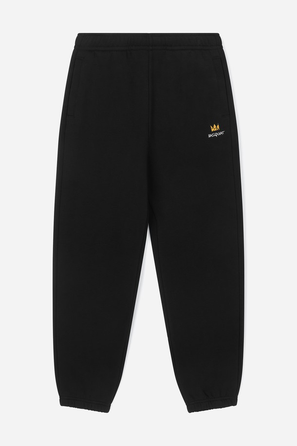 **[벤셔먼X바스키아] CROWN 자수 조거 기모 스웨트 팬츠 BPDPT489U**

[벤셔먼]과 바스키아의 콜라보레이션으로 탄생한 조거 팬츠입니다. 멜란지 그레이와 블랙 두 가지 색상으로 만나볼 수 있으며, 남녀 모두 착용 가능한 디자인입니다. 부드러운 촉감의 기모 안감으로 포근함을 더하고, 릴랙스 핏과 조거핏으로 편안한 착용감을 선사합니다. 허리 밴딩 처리로 활동성을 높였으며, 크라운 자수 디테일이 돋보이는 스포티, 스트릿 스타일의 팬츠입니다. 가을, 겨울철 일상, 스포츠 활동에, 집콕룩, 산책룩, 겨울 데일리룩으로 활용하기 좋습니다.
