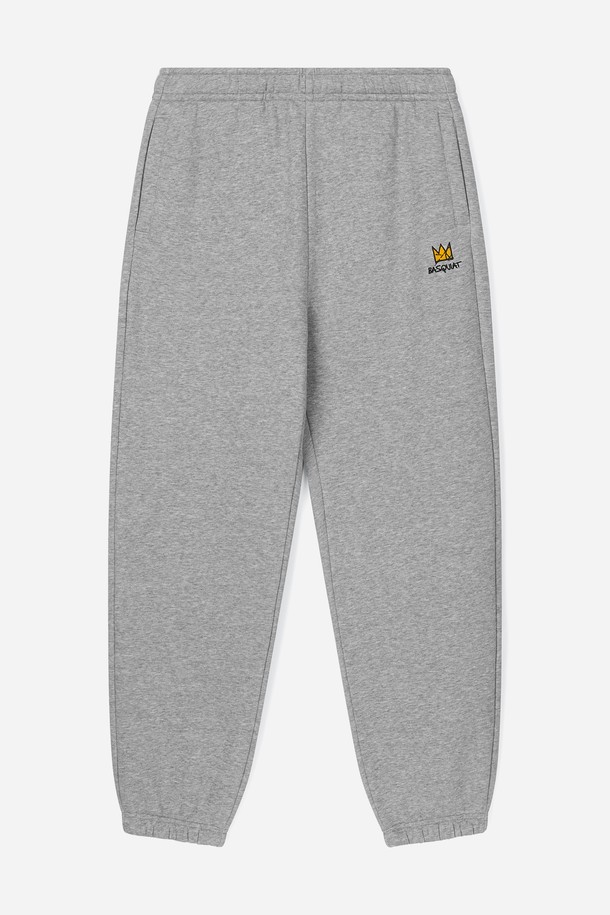 [벤셔먼X바스키아] CROWN 자수 조거 기모 스웨트 팬츠 BPDPT489U는 멜란지 그레이와 블랙 두 가지 색상으로 출시된 공용 제품입니다. 가을, 겨울 시즌에 어울리는 두꺼운 두께감의 기모 안감으로 포근하고 부드러운 촉감을 선사하며, 일상과 운동 시 모두 활용 가능합니다. 바스키아 콜라보레이션으로 탄생한 크라운 자수 디테일이 돋보이는 스포티하고 캐주얼한 조거 핏 디자인의 긴바지입니다. 릴랙스핏으로 편안함을 더했으며, 밴딩 처리로 활동성을 높였습니다. 집콕룩, 피트니스룩, 겨울 데일리룩 등 다양한 TPO에 미니멀하게 매치하기 좋습니다.
