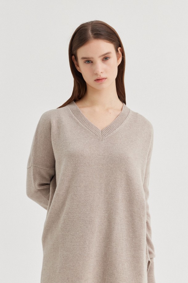 CREM38 - 스웨터 - LARENTU OVER V NECK SWEATER_CACHA