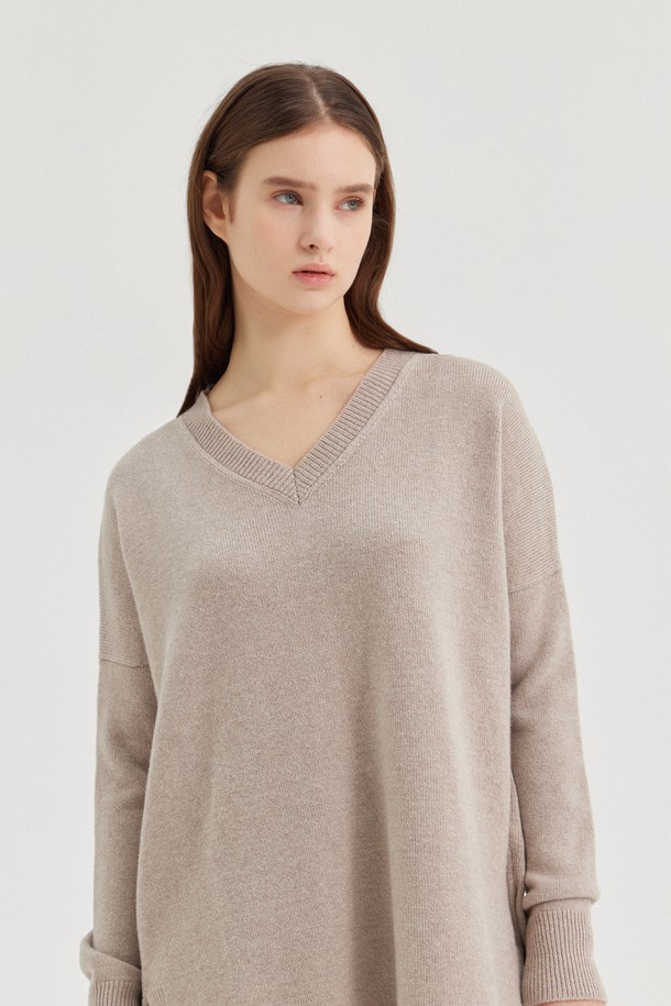 CREM38 - 스웨터 - LARENTU OVER V NECK SWEATER_CACHA