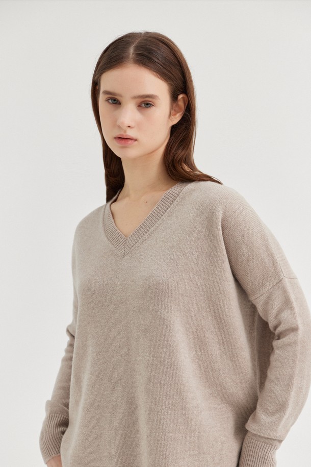 CREM38 - 스웨터 - LARENTU OVER V NECK SWEATER_CACHA