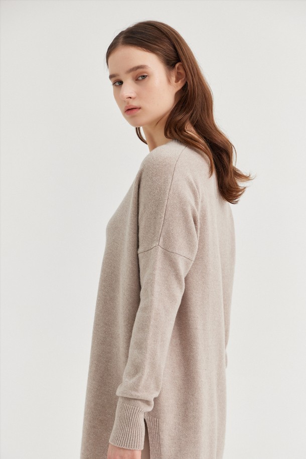 CREM38 - 스웨터 - LARENTU OVER V NECK SWEATER_CACHA