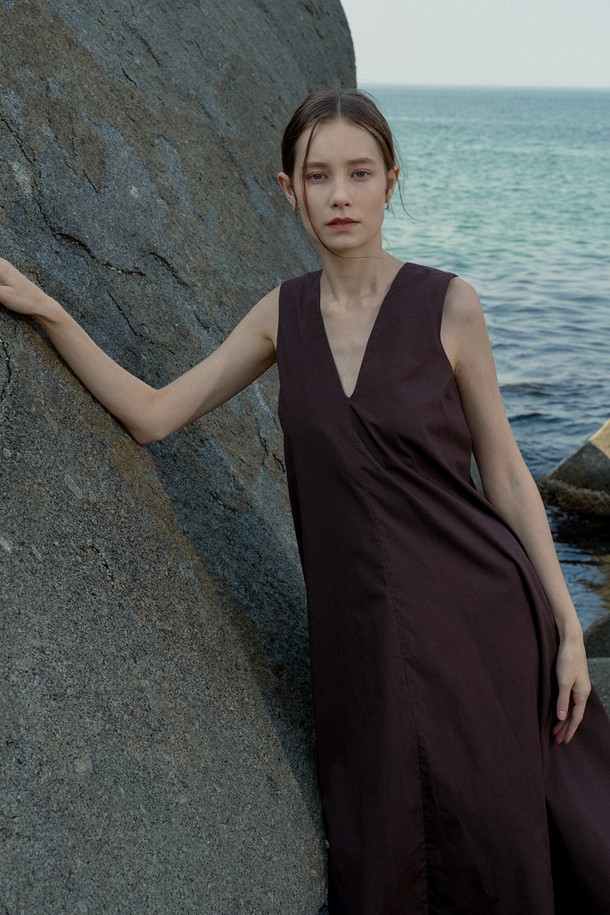 CREM38 - 민소매 원피스 - SERAFINE V NECK DRESS_BROWN