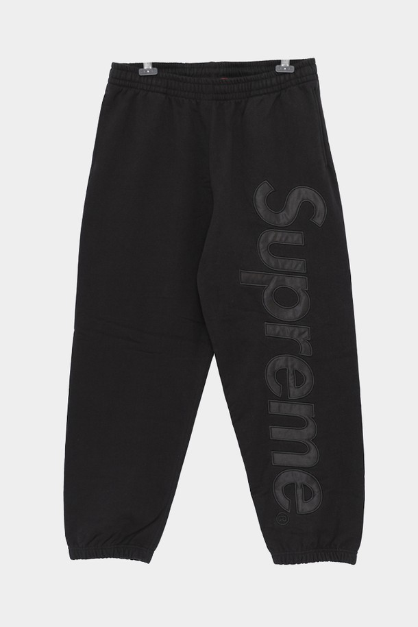 SUPREME - 캐주얼팬츠 - 슈프림 사틴 아플리케 스웨트 남성 팬츠 FW23P104 BLACK