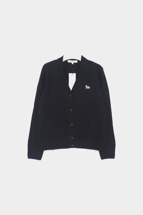 MAISON KITSUNE - 가디건 - 메종키츠네 24FW 베이비 폭스패치로고 울 V넥 여성 가디건 LW00507KT1006 P480