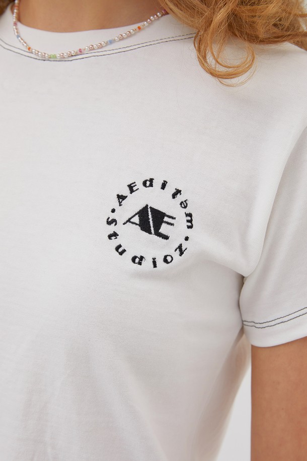 AEDITEM STUDIOZ - 반소매 티셔츠 - AE LOGO STITCH T-SHIRT (WHITE)