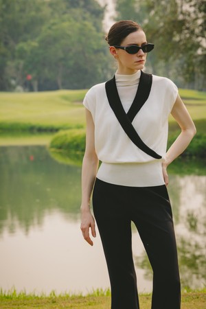 배색 랩 슬리브리스 니트_IVORY-a