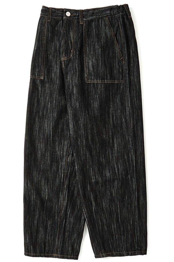 데일리 와이드 데님 팬츠는 빈티지한 컬러감과 콘트라스트 스티치 디테일이 돋보이며, 셋업 데님 팬츠 스타일로도 연출이 가능합니다. 블랙 색상의 이 남성용 데님 팬츠는 면과 레이온 혼방 소재로 제작되었으며, 와이드핏과 뒷면 밴딩으로 편안한 착용감을 제공합니다. 사계절 내내 캐주얼하게 즐겨 입을 수 있는 긴 기장의 와이드 데님 팬츠입니다.
