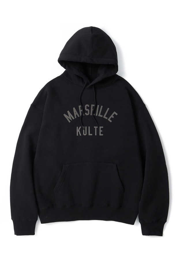 043 마르세유 컬리 후디 블랙은 부드러운 기모 안감과 310g/m² 플리스 원단을 사용하여 보온성이 뛰어난 루즈핏 후디입니다. 블랙 색상에 플로킹 기법의 컬리지 로고 프린트와 좌측 쿨테 포인트 라벨이 돋보이며, 스트릿 캐주얼 스타일 연출에 용이합니다. 면과 폴리에스테르 혼방 소재로 제작되어 형태 안정성이 우수하며, 가을, 겨울철 일상복 또는 캐주얼룩으로 활용하기 좋습니다.