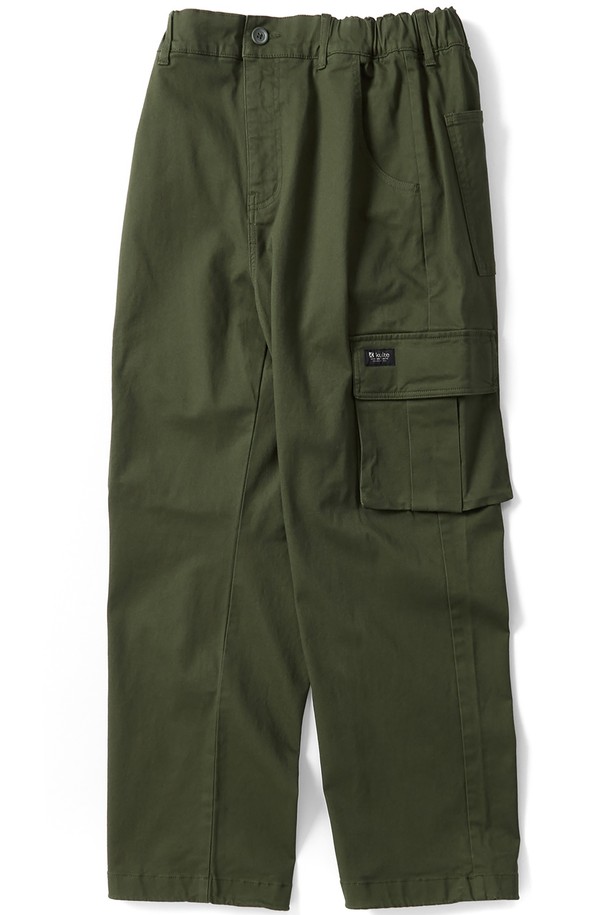 712 릴랙스 카고 팬츠는 사계절 착용 가능한 남성용 긴바지로, 카키 색상과 릴랙스핏, 세미와이드 스타일이 특징입니다. 면과 폴리에스테르 혼방의 트윌 스판 소재로 부드러운 촉감을 제공하며, 허리 밴딩과 밑단 스트링, 카고 포켓 디테일, 백포켓 K로고 자수로 포인트를 더했습니다. 캐주얼 및 밀리터리룩에 잘 어울리는 무지, 로고 패턴의 릴랙스 카고 팬츠입니다.
