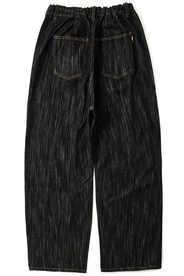 데일리 와이드 데님 팬츠는 빈티지한 컬러감과 콘트라스트 스티치 디테일이 돋보이며, 셋업 데님 팬츠 스타일로도 연출이 가능합니다. 블랙 색상의 이 남성용 데님 팬츠는 면과 레이온 혼방 소재로 제작되었으며, 와이드핏과 뒷면 밴딩으로 편안한 착용감을 제공합니다. 사계절 내내 캐주얼하게 즐겨 입을 수 있는 긴 기장의 와이드 데님 팬츠입니다.
