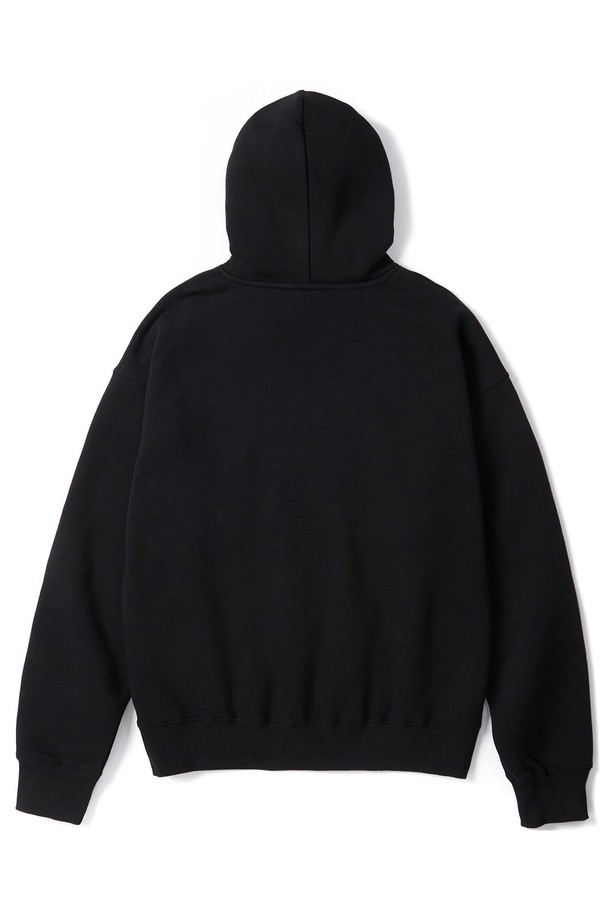 043 마르세유 컬리 후디 블랙은 부드러운 기모 안감과 310g/m² 플리스 원단을 사용하여 보온성이 뛰어난 루즈핏 후디입니다. 블랙 색상에 플로킹 기법의 컬리지 로고 프린트와 좌측 쿨테 포인트 라벨이 돋보이며, 스트릿 캐주얼 스타일 연출에 용이합니다. 면과 폴리에스테르 혼방 소재로 제작되어 형태 안정성이 우수하며, 가을, 겨울철 일상복 또는 캐주얼룩으로 활용하기 좋습니다.