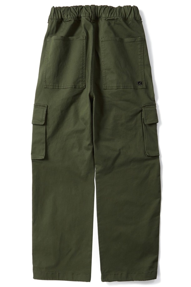712 릴랙스 카고 팬츠는 사계절 착용 가능한 남성용 긴바지로, 카키 색상과 릴랙스핏, 세미와이드 스타일이 특징입니다. 면과 폴리에스테르 혼방의 트윌 스판 소재로 부드러운 촉감을 제공하며, 허리 밴딩과 밑단 스트링, 카고 포켓 디테일, 백포켓 K로고 자수로 포인트를 더했습니다. 캐주얼 및 밀리터리룩에 잘 어울리는 무지, 로고 패턴의 릴랙스 카고 팬츠입니다.
