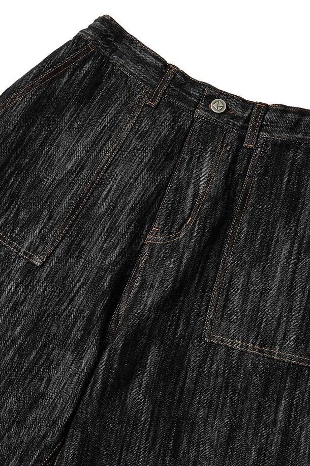 데일리 와이드 데님 팬츠는 빈티지한 컬러감과 콘트라스트 스티치 디테일이 돋보이며, 셋업 데님 팬츠 스타일로도 연출이 가능합니다. 블랙 색상의 이 남성용 데님 팬츠는 면과 레이온 혼방 소재로 제작되었으며, 와이드핏과 뒷면 밴딩으로 편안한 착용감을 제공합니다. 사계절 내내 캐주얼하게 즐겨 입을 수 있는 긴 기장의 와이드 데님 팬츠입니다.
