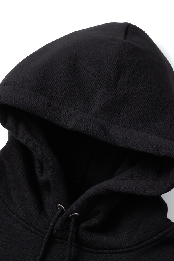 043 마르세유 컬리 후디 블랙은 부드러운 기모 안감과 310g/m² 플리스 원단을 사용하여 보온성이 뛰어난 루즈핏 후디입니다. 블랙 색상에 플로킹 기법의 컬리지 로고 프린트와 좌측 쿨테 포인트 라벨이 돋보이며, 스트릿 캐주얼 스타일 연출에 용이합니다. 면과 폴리에스테르 혼방 소재로 제작되어 형태 안정성이 우수하며, 가을, 겨울철 일상복 또는 캐주얼룩으로 활용하기 좋습니다.