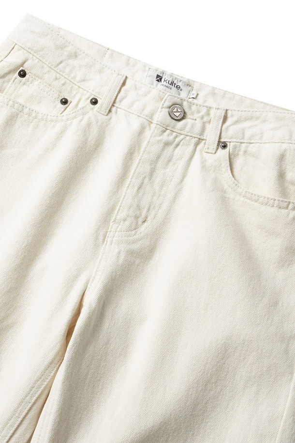 884 스마트 와이드 데님 아이보리 색상은 남녀 모두 편안하게 착용 가능한 사계절용 데님 팬츠입니다. 베이직하고 캐주얼한 스타일로, 다양한 상의와 코디하기 용이하며, 세미 와이드 핏으로 트렌디함을 더했습니다. 아이보리 컬러의 무지 패턴 디자인으로 제작되었으며, 와이드한 바지 핏이 특징입니다.
