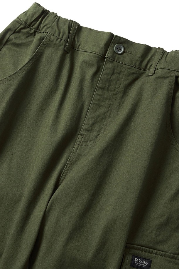 712 릴랙스 카고 팬츠는 사계절 착용 가능한 남성용 긴바지로, 카키 색상과 릴랙스핏, 세미와이드 스타일이 특징입니다. 면과 폴리에스테르 혼방의 트윌 스판 소재로 부드러운 촉감을 제공하며, 허리 밴딩과 밑단 스트링, 카고 포켓 디테일, 백포켓 K로고 자수로 포인트를 더했습니다. 캐주얼 및 밀리터리룩에 잘 어울리는 무지, 로고 패턴의 릴랙스 카고 팬츠입니다.
