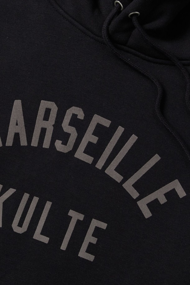 043 마르세유 컬리 후디 블랙은 부드러운 기모 안감과 310g/m² 플리스 원단을 사용하여 보온성이 뛰어난 루즈핏 후디입니다. 블랙 색상에 플로킹 기법의 컬리지 로고 프린트와 좌측 쿨테 포인트 라벨이 돋보이며, 스트릿 캐주얼 스타일 연출에 용이합니다. 면과 폴리에스테르 혼방 소재로 제작되어 형태 안정성이 우수하며, 가을, 겨울철 일상복 또는 캐주얼룩으로 활용하기 좋습니다.