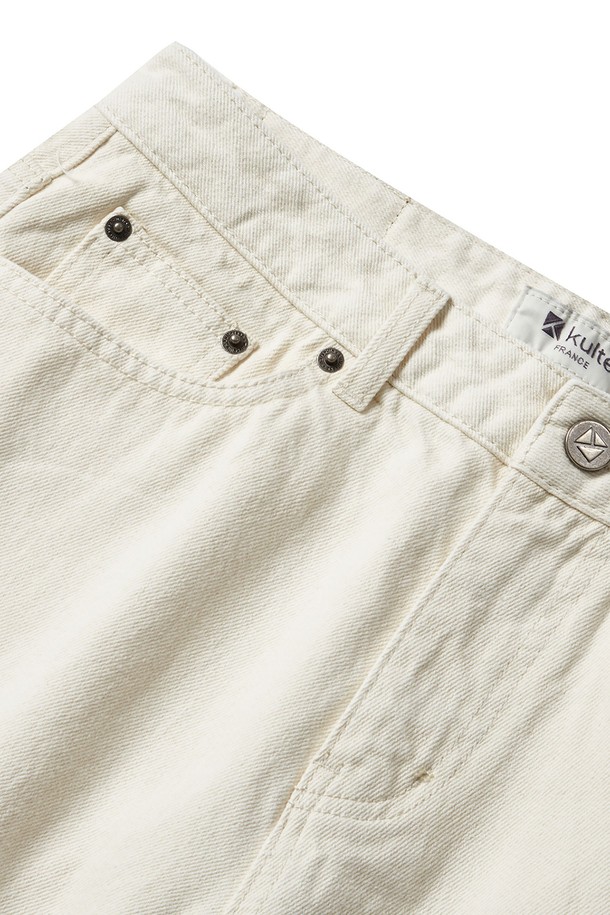 884 스마트 와이드 데님 아이보리 색상은 남녀 모두 편안하게 착용 가능한 사계절용 데님 팬츠입니다. 베이직하고 캐주얼한 스타일로, 다양한 상의와 코디하기 용이하며, 세미 와이드 핏으로 트렌디함을 더했습니다. 아이보리 컬러의 무지 패턴 디자인으로 제작되었으며, 와이드한 바지 핏이 특징입니다.
