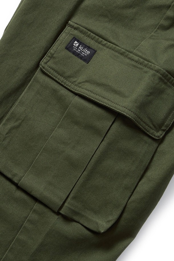 712 릴랙스 카고 팬츠는 사계절 착용 가능한 남성용 긴바지로, 카키 색상과 릴랙스핏, 세미와이드 스타일이 특징입니다. 면과 폴리에스테르 혼방의 트윌 스판 소재로 부드러운 촉감을 제공하며, 허리 밴딩과 밑단 스트링, 카고 포켓 디테일, 백포켓 K로고 자수로 포인트를 더했습니다. 캐주얼 및 밀리터리룩에 잘 어울리는 무지, 로고 패턴의 릴랙스 카고 팬츠입니다.
