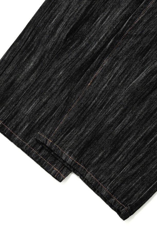 데일리 와이드 데님 팬츠는 빈티지한 컬러감과 콘트라스트 스티치 디테일이 돋보이며, 셋업 데님 팬츠 스타일로도 연출이 가능합니다. 블랙 색상의 이 남성용 데님 팬츠는 면과 레이온 혼방 소재로 제작되었으며, 와이드핏과 뒷면 밴딩으로 편안한 착용감을 제공합니다. 사계절 내내 캐주얼하게 즐겨 입을 수 있는 긴 기장의 와이드 데님 팬츠입니다.
