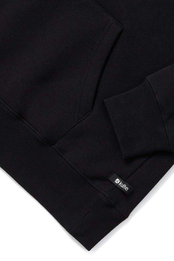 043 마르세유 컬리 후디 블랙은 부드러운 기모 안감과 310g/m² 플리스 원단을 사용하여 보온성이 뛰어난 루즈핏 후디입니다. 블랙 색상에 플로킹 기법의 컬리지 로고 프린트와 좌측 쿨테 포인트 라벨이 돋보이며, 스트릿 캐주얼 스타일 연출에 용이합니다. 면과 폴리에스테르 혼방 소재로 제작되어 형태 안정성이 우수하며, 가을, 겨울철 일상복 또는 캐주얼룩으로 활용하기 좋습니다.