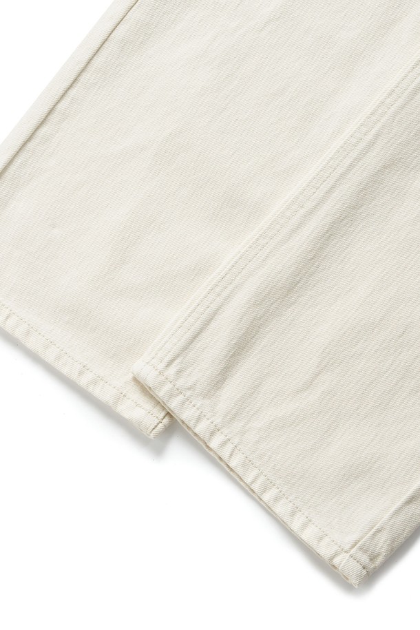 884 스마트 와이드 데님 아이보리 색상은 남녀 모두 편안하게 착용 가능한 사계절용 데님 팬츠입니다. 베이직하고 캐주얼한 스타일로, 다양한 상의와 코디하기 용이하며, 세미 와이드 핏으로 트렌디함을 더했습니다. 아이보리 컬러의 무지 패턴 디자인으로 제작되었으며, 와이드한 바지 핏이 특징입니다.
