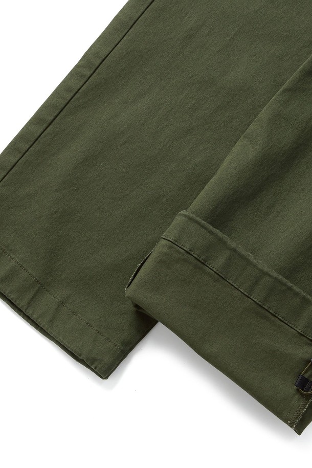 712 릴랙스 카고 팬츠는 사계절 착용 가능한 남성용 긴바지로, 카키 색상과 릴랙스핏, 세미와이드 스타일이 특징입니다. 면과 폴리에스테르 혼방의 트윌 스판 소재로 부드러운 촉감을 제공하며, 허리 밴딩과 밑단 스트링, 카고 포켓 디테일, 백포켓 K로고 자수로 포인트를 더했습니다. 캐주얼 및 밀리터리룩에 잘 어울리는 무지, 로고 패턴의 릴랙스 카고 팬츠입니다.
