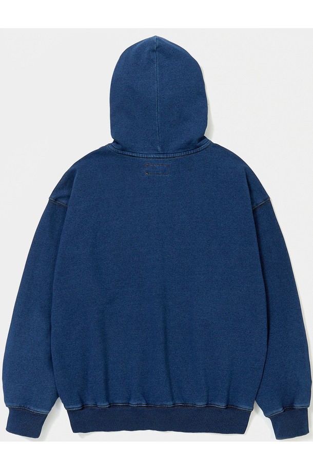 CU BIG ARCH DENIM TERRY HOODIE 미드나잇데님은 캐주얼, 미니멀, 스트리트 스타일을 아우르는 오버핏 후드 티셔츠입니다. 면, 폴리에스테르, 스판덱스 혼방 소재로 제작되어 편안한 착용감을 선사하며, 전면 아플리케 디자인과 후드 COLUMBIA 음각 로고 버튼으로 포인트를 더했습니다. 소매 1754 FLAG 포인트, 데님 워싱, 컬러 스티치가 돋보이며, 동네 마실룩, 캠핑룩 등 다양한 TPO에 활용하기 좋습니다. 미드나잇 데님, 불택 데님 두 가지 컬러로 출시되었습니다.
