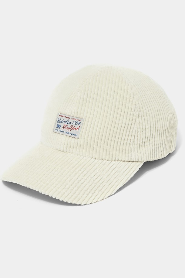 SL-LABEL (에스엘-라벨) 코듀로이 볼 캡 크림은 포근한 코듀로이 소재와 부드러운 촉감</b>이 특징인 모자입니다. 가을, 겨울 계절에 어울리는 두꺼운 두께감</b>으로 따뜻하게 착용할 수 있으며, 캐주얼, 미니멀, 클래식 스타일</b>에 모두 잘 어울립니다. 베이직한 크림 컬러</b>는 어떤 옷에도 매치하기 쉬우며, COLOR WAY 디자인</b>으로 포인트를 더했습니다. 챙 넓이 7.5cm, 모자 깊이 17cm로 편안한 착용감을 제공하며, SL-LABEL 라벨</b>이 디자인의 완성도를 높입니다. 가을 나들이룩, 겨울 데일리룩, 산책룩 등 다양한 TPO</b>에 활용할 수 있는 실용적인 볼 캡입니다.
