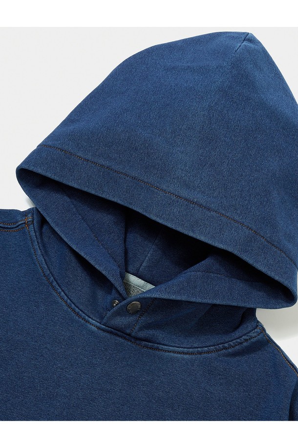 CU BIG ARCH DENIM TERRY HOODIE 미드나잇데님은 캐주얼, 미니멀, 스트리트 스타일을 아우르는 오버핏 후드 티셔츠입니다. 면, 폴리에스테르, 스판덱스 혼방 소재로 제작되어 편안한 착용감을 선사하며, 전면 아플리케 디자인과 후드 COLUMBIA 음각 로고 버튼으로 포인트를 더했습니다. 소매 1754 FLAG 포인트, 데님 워싱, 컬러 스티치가 돋보이며, 동네 마실룩, 캠핑룩 등 다양한 TPO에 활용하기 좋습니다. 미드나잇 데님, 불택 데님 두 가지 컬러로 출시되었습니다.
