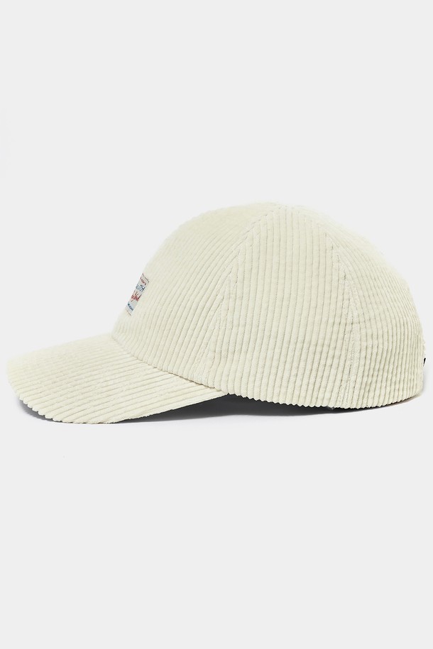 SL-LABEL (에스엘-라벨) 코듀로이 볼 캡 크림은 포근한 코듀로이 소재와 부드러운 촉감</b>이 특징인 모자입니다. 가을, 겨울 계절에 어울리는 두꺼운 두께감</b>으로 따뜻하게 착용할 수 있으며, 캐주얼, 미니멀, 클래식 스타일</b>에 모두 잘 어울립니다. 베이직한 크림 컬러</b>는 어떤 옷에도 매치하기 쉬우며, COLOR WAY 디자인</b>으로 포인트를 더했습니다. 챙 넓이 7.5cm, 모자 깊이 17cm로 편안한 착용감을 제공하며, SL-LABEL 라벨</b>이 디자인의 완성도를 높입니다. 가을 나들이룩, 겨울 데일리룩, 산책룩 등 다양한 TPO</b>에 활용할 수 있는 실용적인 볼 캡입니다.
