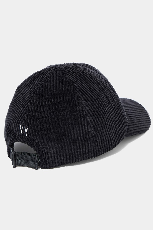 SL-LABEL(에스엘 라벨) 코듀로이 볼캡 블랙입니다. 가을, 겨울에 어울리는 부드러운 코듀로이 소재로 제작되었으며, 일상복에 편안하게 매치하기 좋습니다. 깊이 17cm, 챙 길이 7.5cm로, 헤드 둘레 60cm의 사이즈를 제공합니다. 블랙과 크림 두 가지 색상으로 출시되어, 캐주얼, 미니멀, 클래식 스타일을 연출하기에 적합합니다. 동네 마실룩이나 가을 나들이룩에 포인트 아이템으로 활용해보세요.
