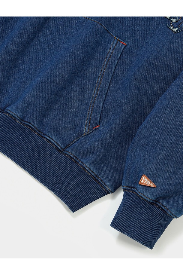 CU BIG ARCH DENIM TERRY HOODIE 미드나잇데님은 캐주얼, 미니멀, 스트리트 스타일을 아우르는 오버핏 후드 티셔츠입니다. 면, 폴리에스테르, 스판덱스 혼방 소재로 제작되어 편안한 착용감을 선사하며, 전면 아플리케 디자인과 후드 COLUMBIA 음각 로고 버튼으로 포인트를 더했습니다. 소매 1754 FLAG 포인트, 데님 워싱, 컬러 스티치가 돋보이며, 동네 마실룩, 캠핑룩 등 다양한 TPO에 활용하기 좋습니다. 미드나잇 데님, 불택 데님 두 가지 컬러로 출시되었습니다.
