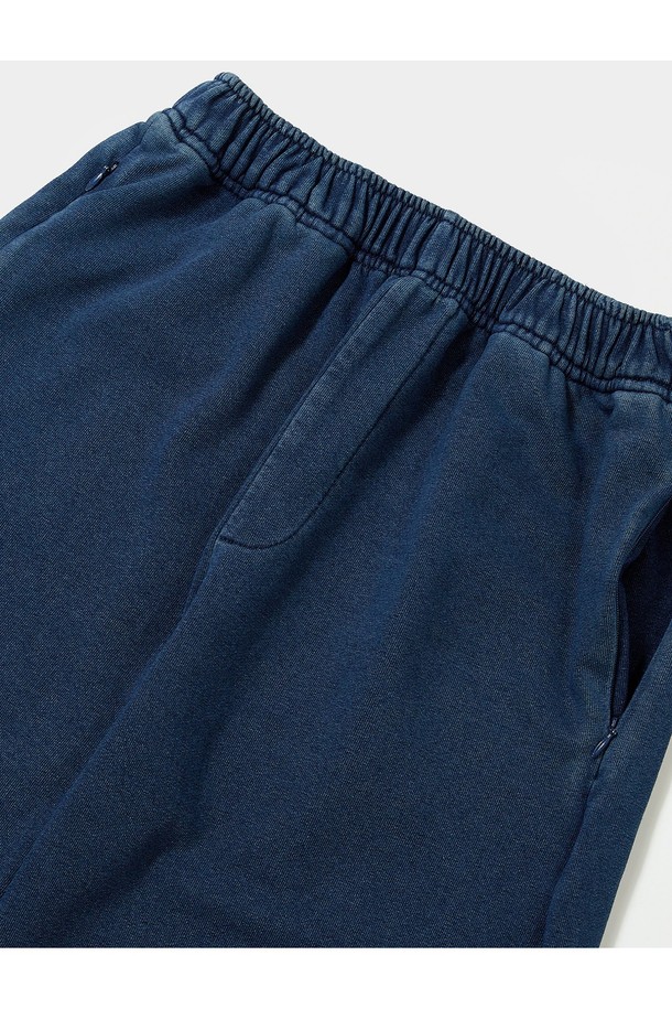 TINY SCRIPT (타이니 스크립트) 미드나잇데님 스웨트팬츠는 캐주얼, 스포티, 미니멀 스타일을 추구하는 분들을 위한 아이템입니다. 부드러운 촉감의 면, 폴리에스테르, 스판덱스 혼방 소재로 제작되어 편안한 착용감을 선사하며, 릴랙스한 루즈핏 실루엣을 연출합니다. 허리 밴딩과 밑단 스트링으로 조거 핏으로도 변형하여 다양한 스타일을 소화할 수 있습니다. 미드나잇데님 및 블랙데님 두 가지 컬러로 출시되었으며, 두꺼운 두께감으로 봄, 가을에 활용하기 좋습니다. TINY SCRIPT 로고 자수 디테일과 데님 워싱 처리가 돋보이는 이 스웨트팬츠는 동네 마실룩, 집콕룩, 산책룩 등 일상에서 폭넓게 활용할 수 있습니다.
