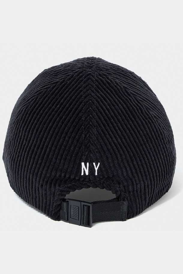 SL-LABEL(에스엘 라벨) 코듀로이 볼캡 블랙입니다. 가을, 겨울에 어울리는 부드러운 코듀로이 소재로 제작되었으며, 일상복에 편안하게 매치하기 좋습니다. 깊이 17cm, 챙 길이 7.5cm로, 헤드 둘레 60cm의 사이즈를 제공합니다. 블랙과 크림 두 가지 색상으로 출시되어, 캐주얼, 미니멀, 클래식 스타일을 연출하기에 적합합니다. 동네 마실룩이나 가을 나들이룩에 포인트 아이템으로 활용해보세요.
