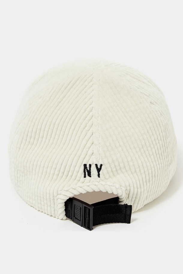 SL-LABEL (에스엘-라벨) 코듀로이 볼 캡 크림은 포근한 코듀로이 소재와 부드러운 촉감</b>이 특징인 모자입니다. 가을, 겨울 계절에 어울리는 두꺼운 두께감</b>으로 따뜻하게 착용할 수 있으며, 캐주얼, 미니멀, 클래식 스타일</b>에 모두 잘 어울립니다. 베이직한 크림 컬러</b>는 어떤 옷에도 매치하기 쉬우며, COLOR WAY 디자인</b>으로 포인트를 더했습니다. 챙 넓이 7.5cm, 모자 깊이 17cm로 편안한 착용감을 제공하며, SL-LABEL 라벨</b>이 디자인의 완성도를 높입니다. 가을 나들이룩, 겨울 데일리룩, 산책룩 등 다양한 TPO</b>에 활용할 수 있는 실용적인 볼 캡입니다.
