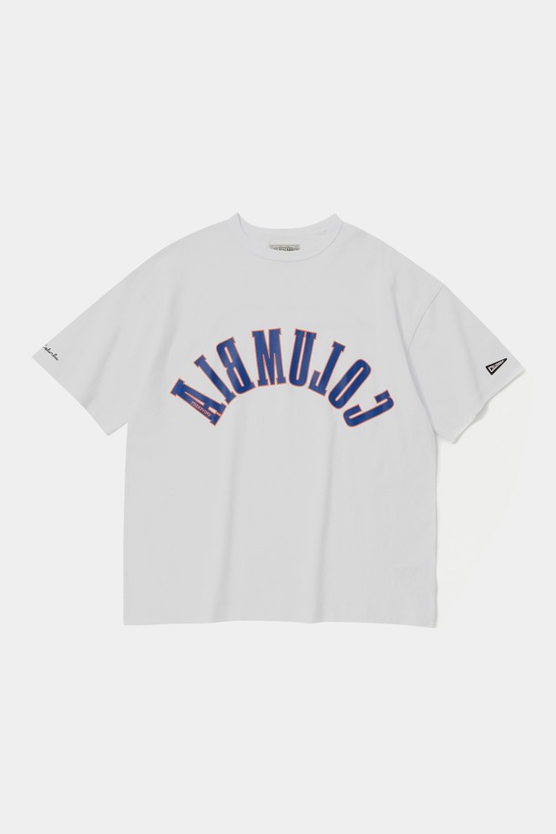 REVERSE ARCH LOGO S/S 티셔츠 화이트는 베이직하고 캐주얼한 스타일의 반팔 티셔츠입니다. 260G 헤비코튼 싱글 원단으로 제작되어 봄, 여름에 착용하기 좋으며, 오버핏으로 편안한 착용감을 제공합니다. 전면에 라이트 프린팅 기법의 로고, 소매의 1754 FLAG 패치, 스크립트 로고 자수가 특징입니다. 동네 마실룩이나 여행룩에 잘 어울리며, 캐주얼, 미니멀, 클래식 스타일을 연출하기 좋습니다. 라운드넥 디자인으로 데일리하게 활용하기 좋은 아이템입니다.
