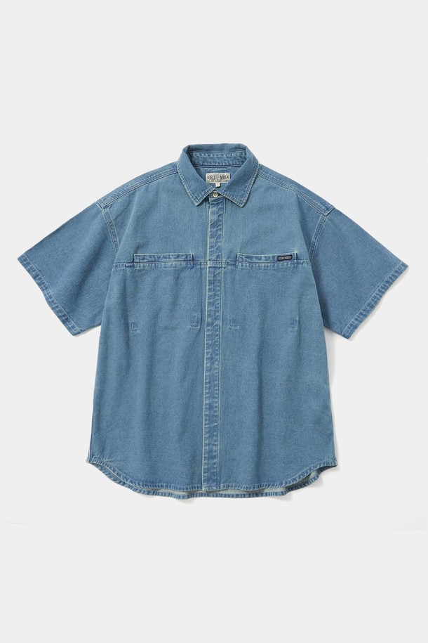 COLUMBIA TRAJAN LABEL HIDDEN POCKET DENIM S/S SHIRTS 라이트데님은 캐주얼, 클래식, 미니멀 스타일을 즐기는 남녀 모두를 위한 데님 셔츠입니다. 80년대 스타일의 데님 소재에 히든 포켓 디자인과 Columbia Trajan 라벨, 프론트 포켓 디테일이 더해져 소장 가치를 높였습니다. 봄, 여름 시즌에 시원하게 착용할 수 있으며, 오버핏과 반소매 기장, 카라넥 디자인으로 편안한 착용감을 선사합니다. 라이트 데님, 미드나잇 데님, 그레이 데님 세 가지 색상으로 출시되어, 동네 마실룩이나 여행룩 등 다양한 TPO에 맞춰 활용 가능합니다. 얇은 두께감으로 간절기에도 부담 없이 레이어드하여 캐주얼한 스타일을 연출할 수 있습니다.
